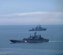 БДК «Адмирал Невельской» проекта 775 и РКР «Варяг» (на заднем плане)