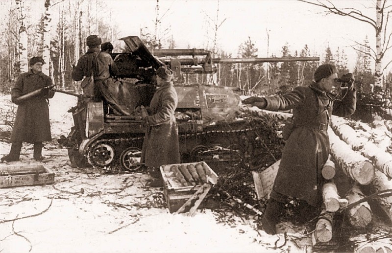 Расчет самоходной установки ЗиС-30 ведет бой