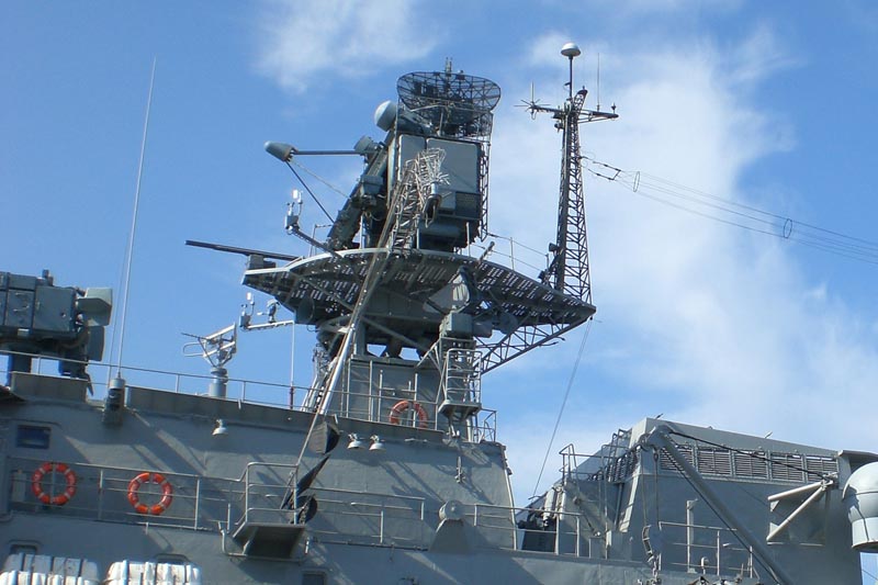 Антенный пост станции наведения ракет ЗРК "Кинжал" на сторожевом корабле проекта 11540