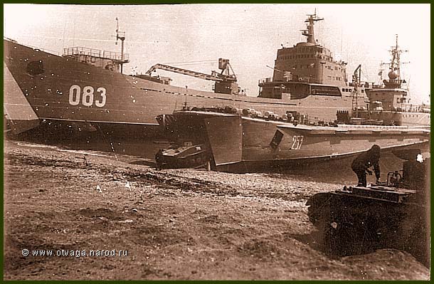 Выгрузка бронетехники на острове Нокра. 1980 г. (фото из коллекции автора)