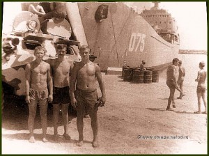 БТР-60ПБ во время выгрузки из БДК. Остров Нокра, 1980 г.(фото из коллекции автора)