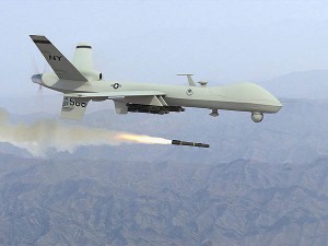 Американский разведывательно-ударный БЛА «Predator» осуществляет пуск ракеты «Hellfire»
