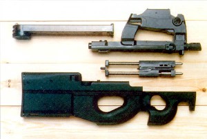 Неполная разборка P90. Да, он в самом деле простой. Его главная новинка – пластмассовый магазин на 50 патронов: при подаче патроны в нем поворачиваются на 90 градусов