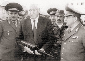 Остается загадкой, каким образом России удалось заполучить 9-мм пистолет-пулемет «Калико», но по лицу Бориса Ельцина видно, что у него есть желание провести полевые испытания. К сожалению, большой шнековый магазин «Калико», по-видимому, исключает возможность использования его в качестве ОС