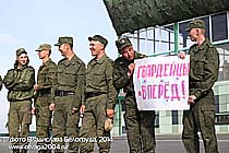Шеренга болельщиков на главной трибуне. Полигон Чебаркуль