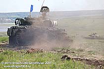 На этом танке отцепилось ещё и бревно. Оно отвалится окончательно позже, при остановке на позиции стрельбы из НСВТ. Полигон Чебаркуль