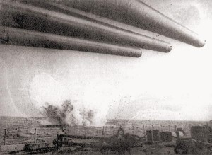 Взрыв бомбы по правому борту крейсера «Молотов», 1942 г.