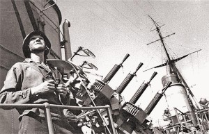 На крейсере «Молотов», 1943 г. Хорошо видны четырехствольный 12,7-мм пулемет «Виккерс» и антенна РЛС «Редут-К» на грот-мачте