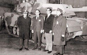 Первый опытный образец танка ХМ1 компании «Chrysler» на заводе в Детройте в феврале 1978 г. Второй слева – доктор Филипп Летт