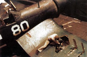 Палубная служба истребителя F4U «Корсар» также начиналась с частых аварий, но доработанная машина демонстрировала очень высокую эффективность. Вооруженец проверяет исправность 12,7-мм пулеметов