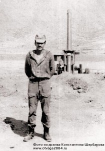 Комбат Анатолий Белецкий на своей батарее. Афганистан, провинция Кунар, 1985 г.